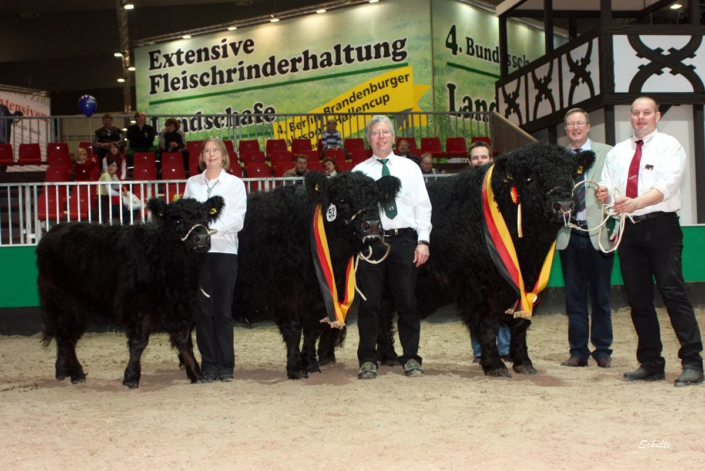 Erfolg auf ganzer Linie. Auf der Grünen Woche in Berlin 2010 siegten Celine mit Kuhkalb Curly Sue und Palue im hochklassigen Bundeswettbewerb.
