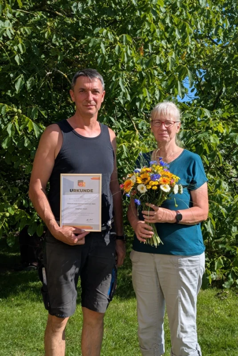 Auszeichnung auf der Weide Dr. Sabine Schmidt (RinderAllianz GmbH) überreicht Stephan Koch die Urkunde zur Nominierung für den erstmals vergebenen BRS-Fleischrind-Award