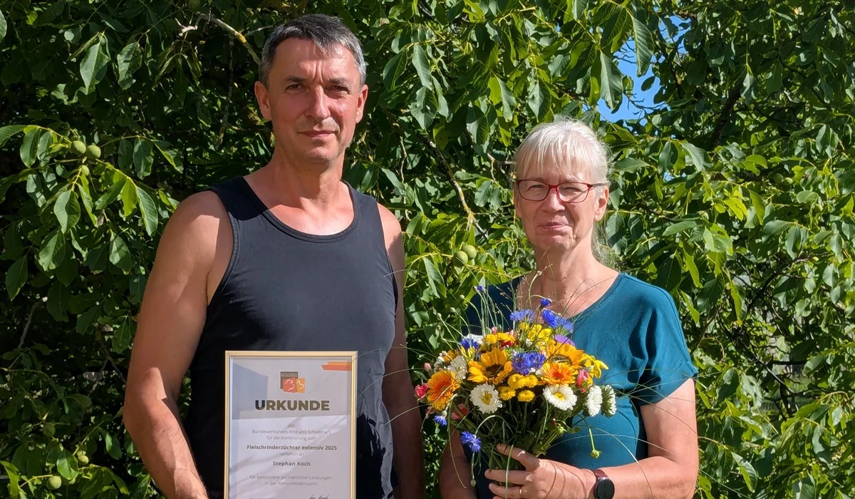 Auszeichnung auf der Weide Dr. Sabine Schmidt (RinderAllianz GmbH) überreicht Stephan Koch die Urkunde zur Nominierung für den erstmals vergebenen BRS-Fleischrind-Award